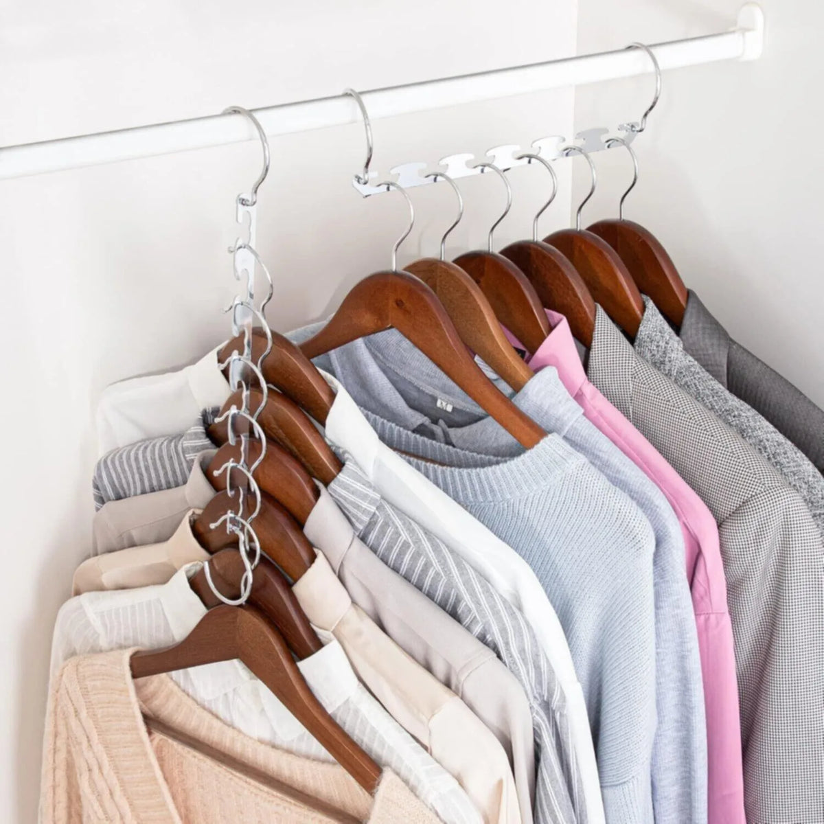 Hanger organiser holding hangers together, two pieces free in The Family Closet Set